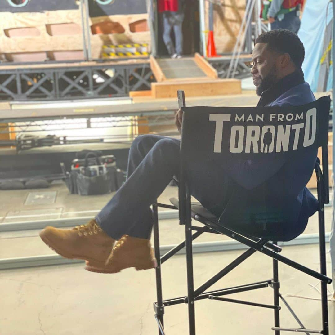 ケビン・ハートさんのインスタグラム写真 - (ケビン・ハートInstagram)「Yes my feet swing sometimes....SO WHAT....this is the life of a THUG!!!!! #ManFromToronto #SetLife」12月10日 9時28分 - kevinhart4real