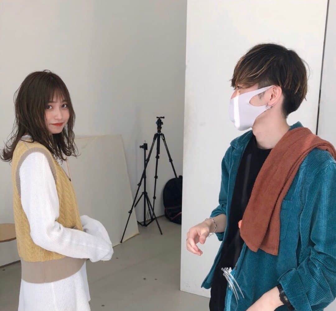 内海里来のインスタグラム：「10月に撮影した大人髪のヘアカタが今月発売されました🕊(まだ自分も見れてないけど...) ﻿ 雑誌に掲載していただく度に少し恥ずかしさもありながら、自分にとって凄く貴重で幸せな経験だと実感しております🤍﻿ 今回もありがたくワンページいただいております🙇‍♀(ｱﾘｶﾞﾄｳｺﾞｻﾞｲﾏｽ)👏🏻﻿ ﻿ ﻿ ﻿ #大人髪 #ヘアカタログ #雑誌掲載 #サロンスタイル #ヘアカラー #2021 #hairstyle #instalike #lfl」