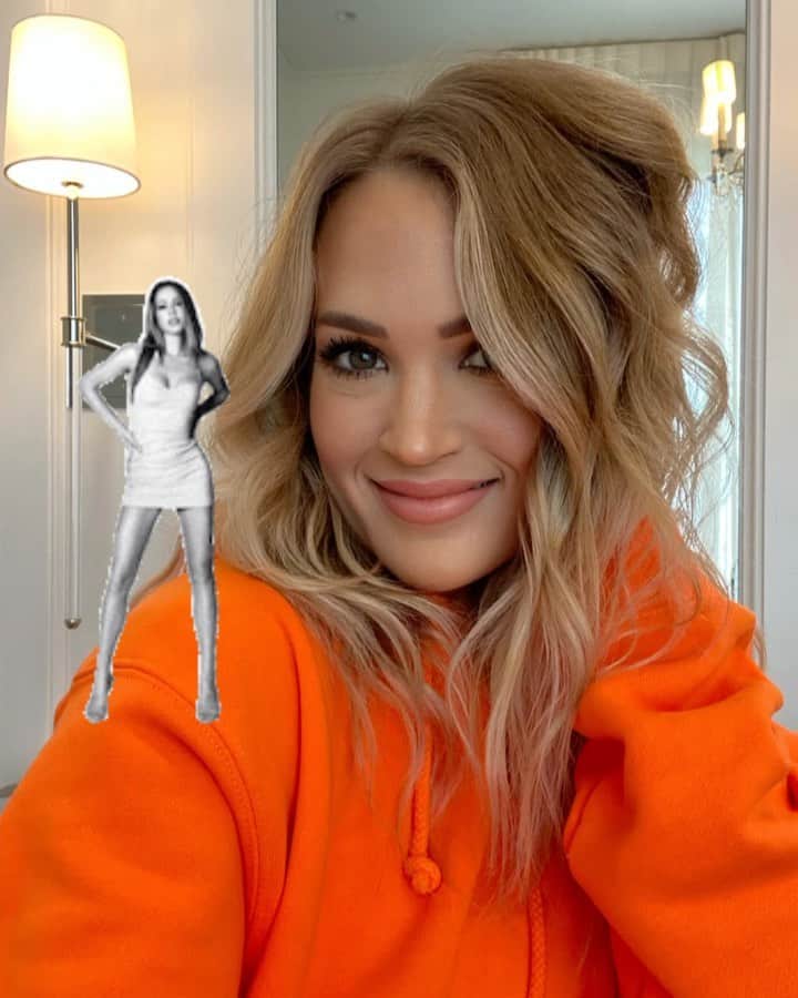 のインスタグラム：「Love this trend. #CareyOnCarrie」