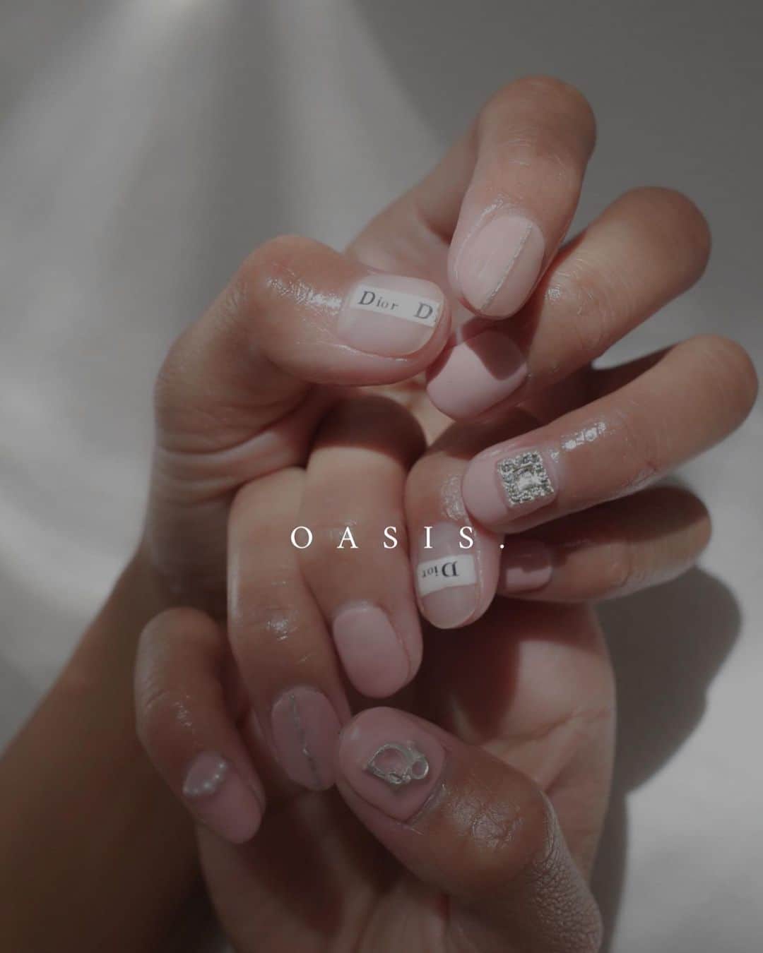 島野ミキのインスタグラム：「・ ・ @oasis.relaxationspa ハイブランドネイル。 私好みのパーツも揃えました❤︎ GUCCI/VUITTON/CHANEL/YSL/Dior ・ ・ #マツエク#ネイル#nail#エクステ#まつ毛#New #newopen#太田#リラクゼーション#リラクゼーションサロン#リラクゼーションマッサージ#マッサージ#relaxation#spa#スパ#癒し#ネイルサロン#ネイルデザイン#オシャレ#サロン#interior#インテリア#ディオール#salon#OASIS#OASISrelaxationspa#Style#美容#美容day#Dior」