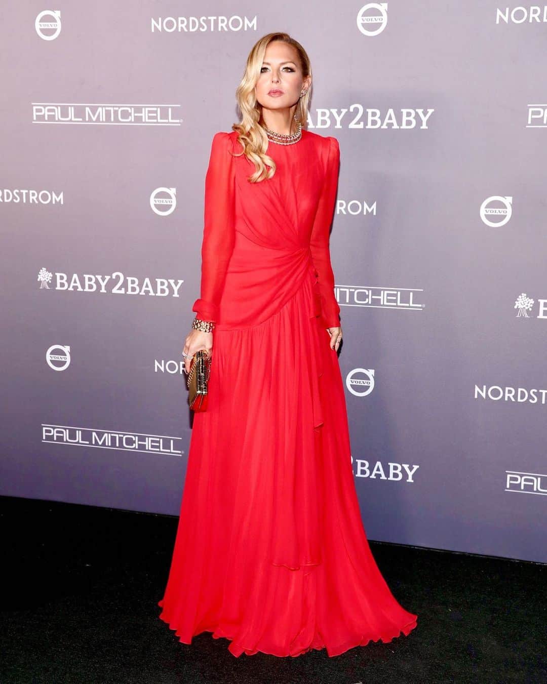 レイチェル・ゾーのインスタグラム：「Oh how I loved dressing up for the most important cause to my heart ...raising much needed funds for the children and families of @baby2baby each year. Just because there is no gala this year doesn’t mean the children we serve all over the country don’t need us now more than ever before. We have already distributed over 50 million essential items to children and families impacted by Covid-19, but our work is not done. PLEASE PLEASE donate any amount you can as every dollar counts to help those who need it most! Link in bio to donate. ❤️🙏🏼 #giveback and #help #children always XoRZ」