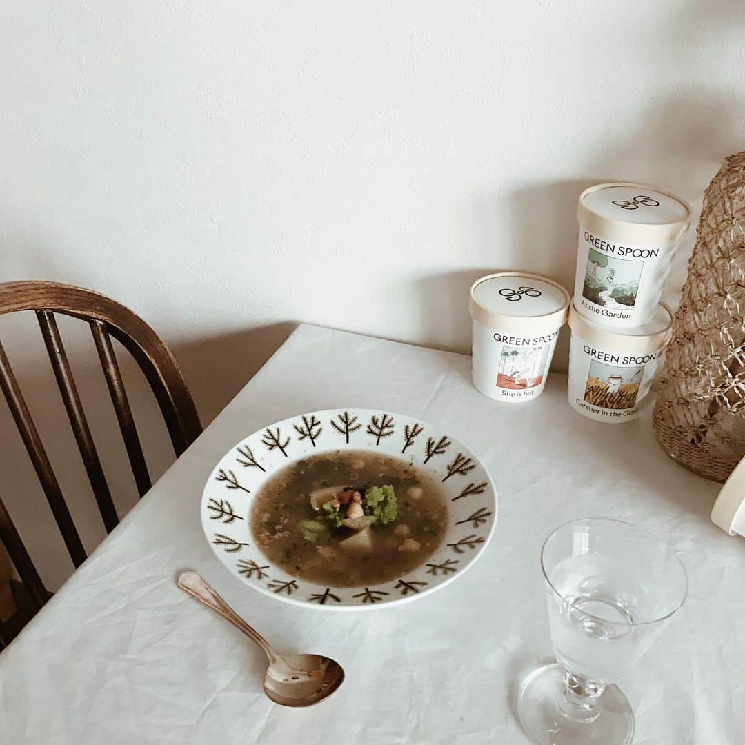 yuiのインスタグラム：「soup 🥄 @greenspoonjp 様より新登場したスープ。 無添加のゴロゴロ野菜たっぷりのあったかいスープ、心も身体もほっと温まります♡  試食した「At the Garden」はハーブやスパイスをたっぷり使ったちょっと大人なお味。香り高くてとてもおいしかった♪ ナッツのアクセントも◎ レンジで５分チンしただけとは思えない本格的なメニューがおうちで味わえます。 ぜひチェックしてみてください♪  @greenspoonjp  thank you !」
