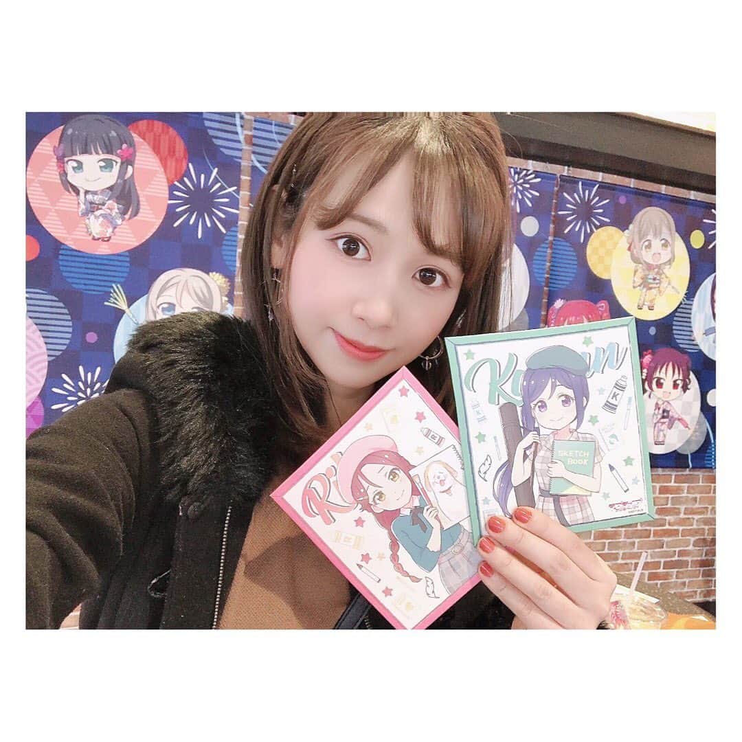 小河結香のインスタグラム：「ラブライブ🎤💕 今回のお絵描きのイラストめちゃタイプ😍 可愛すぎてイラストボードまで買っちゃった💖 セガがゲーセン事業から手を引くって本当⁉️ コラボカフェはどうなるんだろ👀 良く行くからなくなったら寂しいな😭 #ラブライブ #ラブライブサンシャイン #ラブライバー #セガコラボカフェスタンド #ささしまマーケットスクエア #ヲタ活 #アニヲタ #ゆんのヲタ活記録」