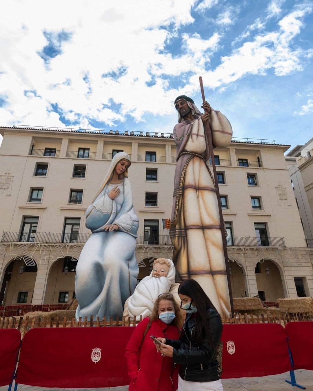 Primer Impactoさんのインスタグラム写真 - (Primer ImpactoInstagram)「Este es el #pesebre más alto del mundo y fue incluido en los récords #Guinness. Está #Alicante, #España, y la figura más alta, el bastón de José, mide unos 59 pies de alto.  La obra fue realizada por el artista José Manuel García Esquiva 'Pachi', quien demoró casi dos meses en construirlo con tubos de hierro.  El anterior récord lo tenía un pesebre ubicado en Monterrey, México.  📸 Jose Jordan/AFP vía Getty Images」12月10日 9時45分 - primerimpacto
