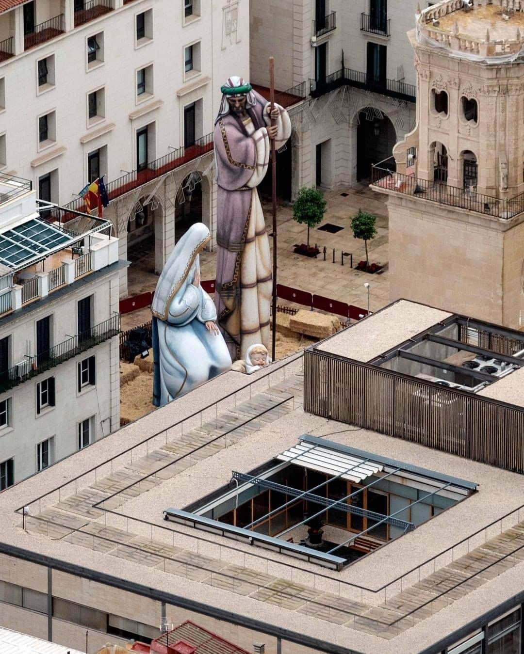 Primer Impactoさんのインスタグラム写真 - (Primer ImpactoInstagram)「Este es el #pesebre más alto del mundo y fue incluido en los récords #Guinness. Está #Alicante, #España, y la figura más alta, el bastón de José, mide unos 59 pies de alto.  La obra fue realizada por el artista José Manuel García Esquiva 'Pachi', quien demoró casi dos meses en construirlo con tubos de hierro.  El anterior récord lo tenía un pesebre ubicado en Monterrey, México.  📸 Jose Jordan/AFP vía Getty Images」12月10日 9時45分 - primerimpacto