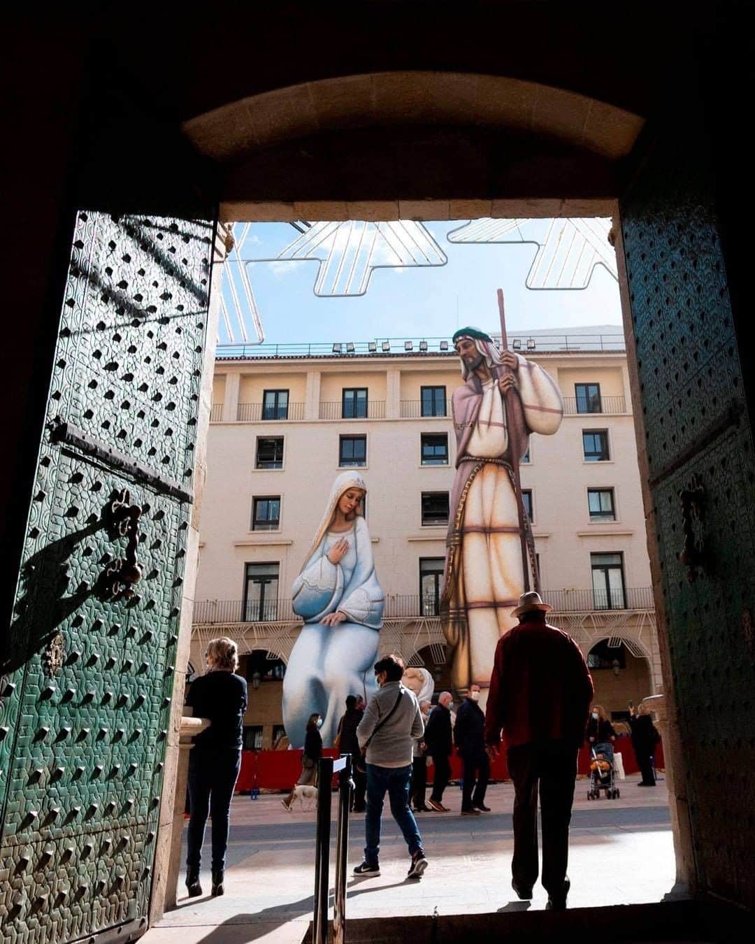 Primer Impactoさんのインスタグラム写真 - (Primer ImpactoInstagram)「Este es el #pesebre más alto del mundo y fue incluido en los récords #Guinness. Está #Alicante, #España, y la figura más alta, el bastón de José, mide unos 59 pies de alto.  La obra fue realizada por el artista José Manuel García Esquiva 'Pachi', quien demoró casi dos meses en construirlo con tubos de hierro.  El anterior récord lo tenía un pesebre ubicado en Monterrey, México.  📸 Jose Jordan/AFP vía Getty Images」12月10日 9時45分 - primerimpacto