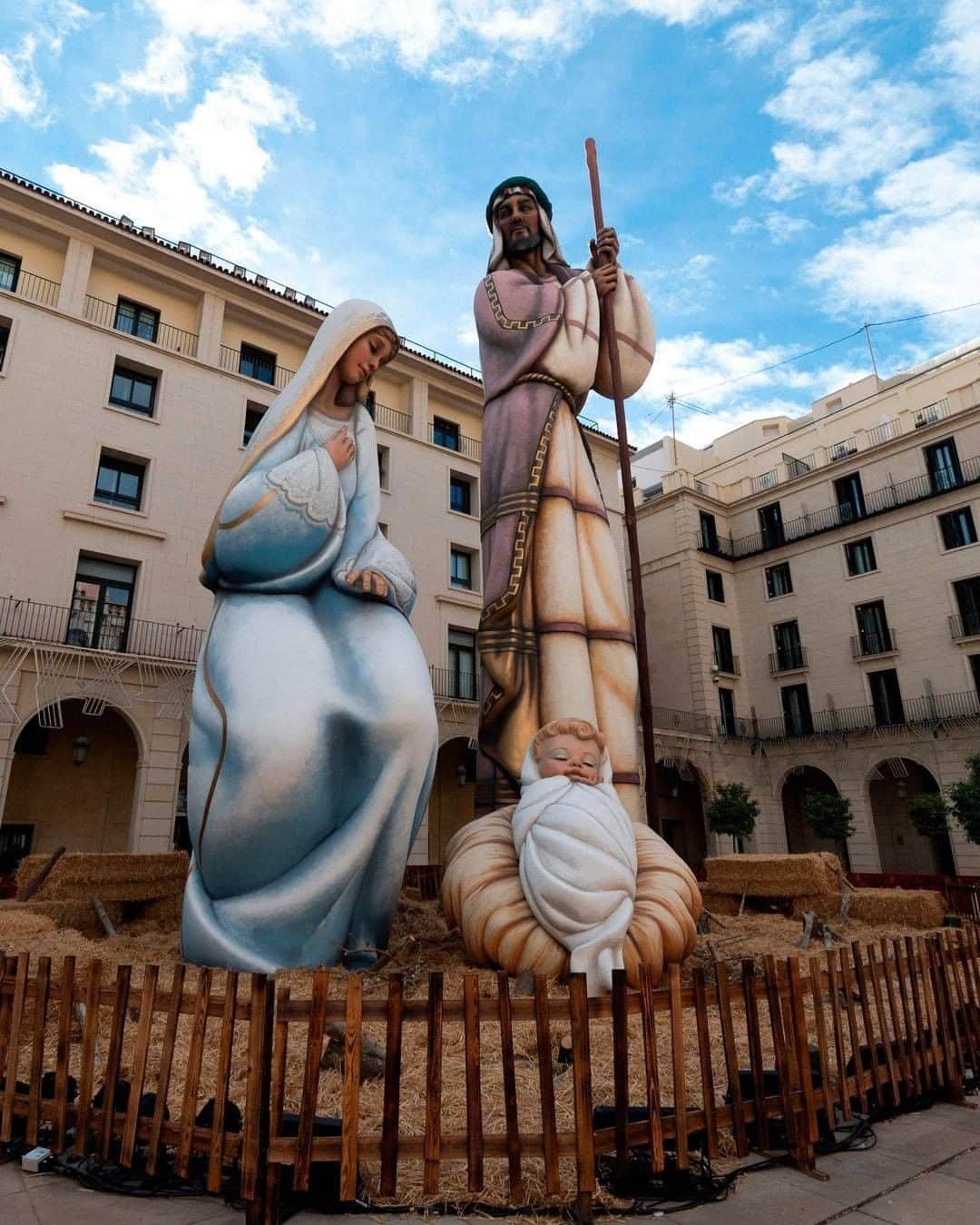 Primer Impactoさんのインスタグラム写真 - (Primer ImpactoInstagram)「Este es el #pesebre más alto del mundo y fue incluido en los récords #Guinness. Está #Alicante, #España, y la figura más alta, el bastón de José, mide unos 59 pies de alto.  La obra fue realizada por el artista José Manuel García Esquiva 'Pachi', quien demoró casi dos meses en construirlo con tubos de hierro.  El anterior récord lo tenía un pesebre ubicado en Monterrey, México.  📸 Jose Jordan/AFP vía Getty Images」12月10日 9時45分 - primerimpacto