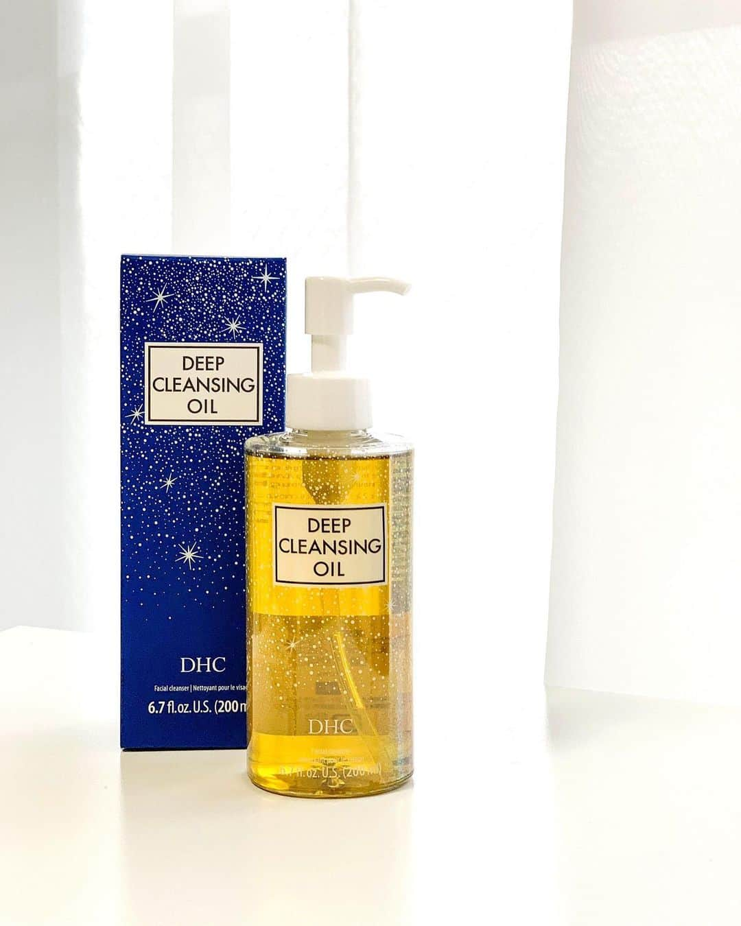 サマンサ麻里子のインスタグラム：「You could say I’m a sucker for limited edition products!👼✨  The DHC Deep Cleansing Oil Limited Edition is so cute and festive and perfect for the holiday season! It's available exclusively in the US so get yours soon!✨(Available at DHCcare.com)  私は限定品にはとにかく弱い👼✨笑  このDHCディープクレンジングオイル限定版はキラキラがすごく可愛く、ホリデーギフトとしてもぴったりです！ただ、こちらはアメリカでしか購入できないのがちょっと残念だけど・・・アメリカに住んでいる方は、是非ゲットしてね！✨(DHCcare.comで販売中)  #dhc #dhcjapanglobal #dhcoliveskincare #dcoholiday2020 #skincare #beauty #deepcleansingoil #limitededition #スキンケア #美容　#クレンジングオイル #DHCディープクレンジングオイル #tokyoblogger #dhcskincare #yourjapanesebeautyexpert」