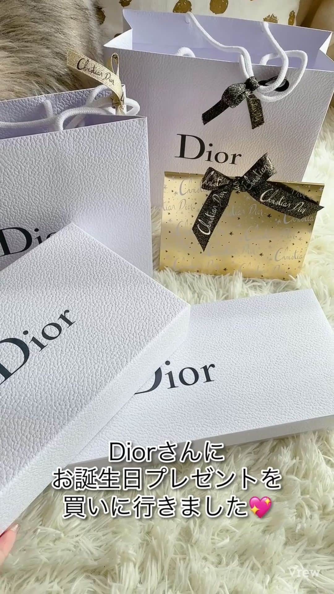 マキろんのインスタグラム：「Please take a look at the wonderful present of Dior. #山内智恵#マキろん#japanesegirl #dior #diormakeup #ディオール #お誕生日#プレゼント#クリスマスプレゼント #おすすめ」