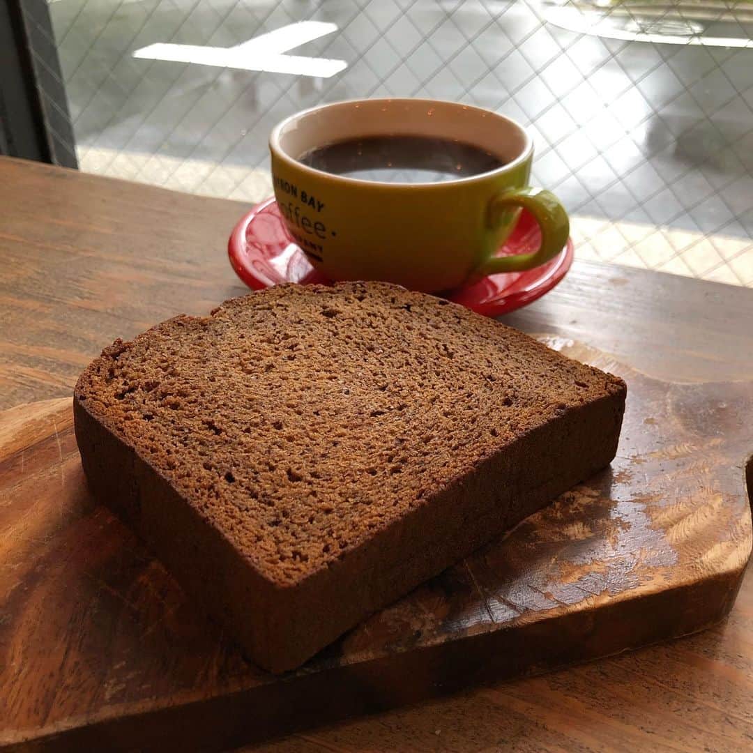 榎戸教子さんのインスタグラム写真 - (榎戸教子Instagram)「おはようございます。 カフェって集中できるので、 メールチェックは 時間を決めないと危険です。  バナナブレッドとコーヒー、 おいしい…(^^)。  『NIKKEI日曜サロン』の収録へいってきます。」12月10日 9時51分 - noriko_enokido