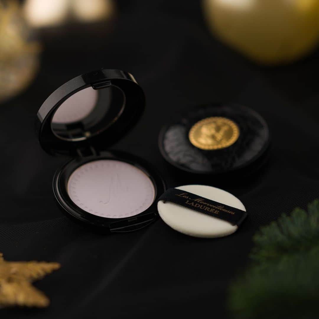 Les Merveilleuses LADURÉEのインスタグラム：「2020 HOLIDAY COLLECTION 発売中   柔らかなラベンダーのヴェール。 気品を纏って。   メルヴェイユーズがホリデーシーズンに嗜むソワレにもふさわしい、 華やかでいて繊細なパールを配合。 光を纏い、“表情美”が映える肌へと仕上げます。 メイク直しにも最適です。   ＜数量限定発売＞ ◆イルミネイティング プレスト パウダー 4,400円(税込)   オンラインショップでもお求めいただけます。 詳細は公式サイトをご覧ください。   #lesmerveilleusesladurée #laduree #lmladuree #ladureemakeup #レメルヴェイユーズラデュレ #メルヴェイユーズ #ラデュレ #ラデュレコスメ #チーク #cheek #クリスマス #クリスマスコフレ #ホリデーコレクション #holidaycollection #冬コスメ #プレストパウダー　#フェイスパウダー #クリスマスコフレ2020 #クリスマスプレゼント #ギフト #自分へのご褒美 #ローズラデュレ #イルミネイティングプレストパウダー」