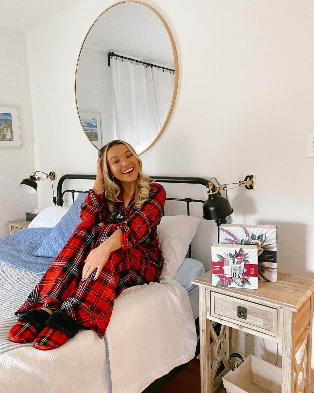 トーリ・ウェブスターのインスタグラム：「✨🎅🏻G I V E A W A Y🎅🏻✨  I'm channelling skincare Santa this season because I want YOU to enjoy @dermalogicacanada gift sets over the holidays! 🎄🎁 There's nothing I love more than sharing my fave skincare products with you.  ⭐️HOW TO WIN⭐️ IN 3️⃣ STEPS: -Like & SAVE this post  -Tag a friend (who loves skincare as much as you)! Follow @dermalogicacanada   *Winners announced next week. #dermalogicacanada AD」