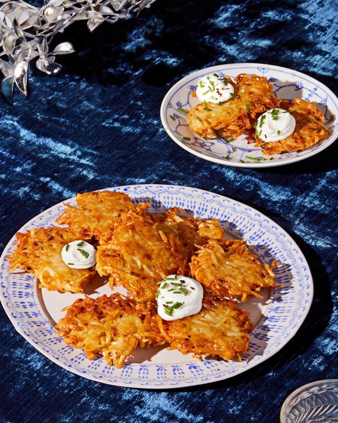 Chobaniのインスタグラム：「Let it glow 🕎  Wishing a warm and Happy Hanukkah to you and yours in the coming days. Psst—for even yummier latkes, try serving them with creamy Greek Yogurt 🥄  Love, Chobani」