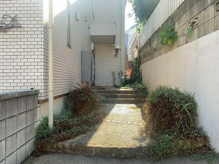 せたがやクラソンのインスタグラム：「『ふたりで1LDKプロムナード 201』﻿ ﻿ ・京王線千歳烏山駅 徒歩11分 ・12万円・37.98㎡・1LDK ___________________________________________________________________﻿  間取りは1LDKと、ふたり暮らしで使いやすいつくり。 リビングダイニングは、キッチン横にダイニングテーブル、 窓際にソファやテレビも置ける10帖の大きさ。  洋室は収納とベッドルームに。 収納のクローゼットは奥行きもしっかりあります。やっぱり収納はこれくらい無くちゃ！ アパートではめずらしく、オートロックが完備されセキュリティも安心できる。  お部屋も優秀ながら、街もぜひおすすめしたい。 千歳烏山は、オオゼキやライフなどの大型スーパーがありお買い物に便利で、 急行が走り都心へのアクセスも良く、 私はとくに二人暮らしスタートの方におすすめしたいエリアなんです。 世田谷で二人暮らしスタートさせるなら、千歳烏山！  ▼この物件の詳細、﻿ そのほかのお部屋はプロフィールのリンクから﻿ @setagayakurasson﻿ ___________________________________________________________________﻿ ﻿ 「オンラインでお部屋探し」スタートしました！ ご相談お待ちしております。 ﻿ ﻿https://setagayakurasson.com/online _____________________________________________________________________﻿ ﻿ #せたがやクラソン #せたがやンソン #賃貸 #お部屋探し #オンラインお部屋探し #引っ越し #内見 #部屋 #ワンルーム #ひとり暮らし #ふたり暮らし #好きな街 #暮らしを楽しむ #キッチン #家具 #世田谷 #賃貸インテリア #リノベーション #コンシェルジュ #世田谷のお部屋探し  #京王線 #千歳烏山  #暮らしを楽しむ #二人暮らしスタート  #街と暮らす #1LDK #カウンターキッチン #プロムナード」