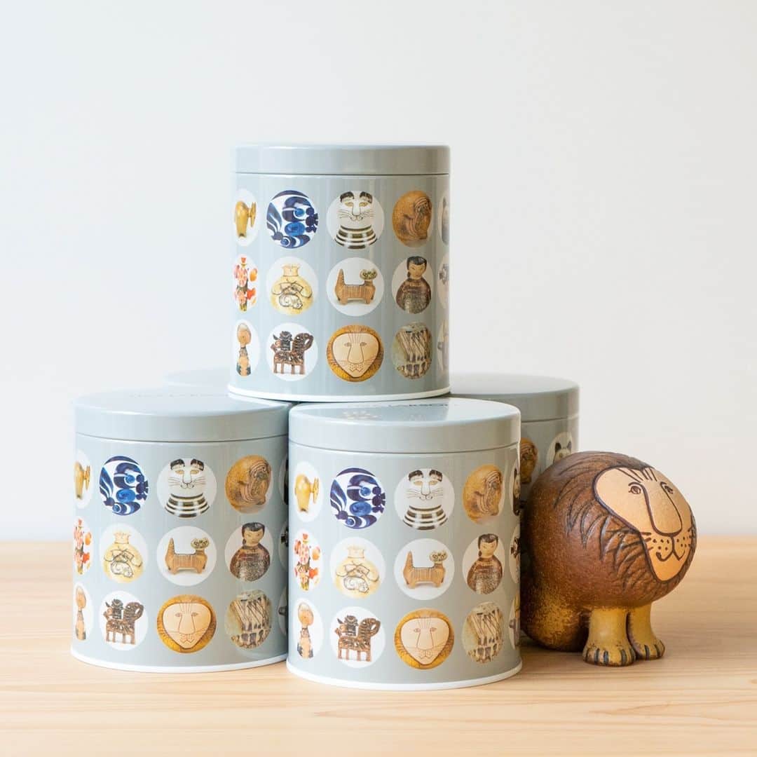 リサラーソンさんのインスタグラム写真 - (リサラーソンInstagram)「"味もパッケージも楽んで！"⁠ ⁠ 何かとご挨拶の機会が多いこの時期の手土産におすすめのゴーフレット缶をご紹介です。⁠ ⁠ パッケージのデザインは、リサ・ラーソンの娘、ヨハンナ・ラーソンによるもの。中には、昭和2年から販売されている東京風月堂の伝統銘菓「ゴ―フレット」が入っています。⁠ ⁠ 丸いウエハースの間にクリームをサンドしてあり、さっくり軽い口当たりが絶妙な懐かしい味わい。バニラとチョコレートクリームが各5枚入っています。缶にはなかなか見ることができない希少なヴィンテージ陶器がプリントされているので、アフターユースもお楽しみください。⁠ ⁠ ⁠ 商品名：【2020展覧会公式】ゴーフレット（陶器シリーズ）⁠ ⁠ ================⁠⠀⁠ トンカチストアはプロフィールのリンクよりご覧いただけます。⁠⠀⁠ ⁠ →@lisalarsonjp⁠ ⁠ ➡️TONKACHI STOREでもリサ・ラーソンの情報をお届けしております。⁠ ぜひフォローしてくださいね。⁠ →@tonkachi_store⁠ ⁠⠀⁠ ⁠ ⁠ #LisaLarson #リサラーソン #tonkachi #トンカチ #tonkachistore #トンカチストア #🔨#Sweden #スウェーデン #北欧 #北欧インテリア #北欧雑貨 #北欧ライフスタイル #ceramic #陶器 #陶芸家 #作家 #gift #ギフト #present #プレゼント#ゴーフレット#スイーツ#東京風月堂」12月10日 10時01分 - lisalarsonjp