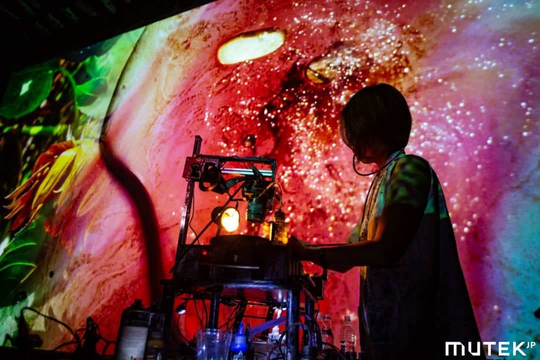 Block.fmのインスタグラム：「電子音楽＆デジタルアートの祭典「MUTEK.JP 2020」を今年はリアルとオンラインで楽しもう🎵 また、MUTEKのヴァーチャルプラットフォームでは、12月9日〜12月13日の5日間で60以上に及ぶプログラムが公開される。⁠ ⁠ 詳細はlink in bio」