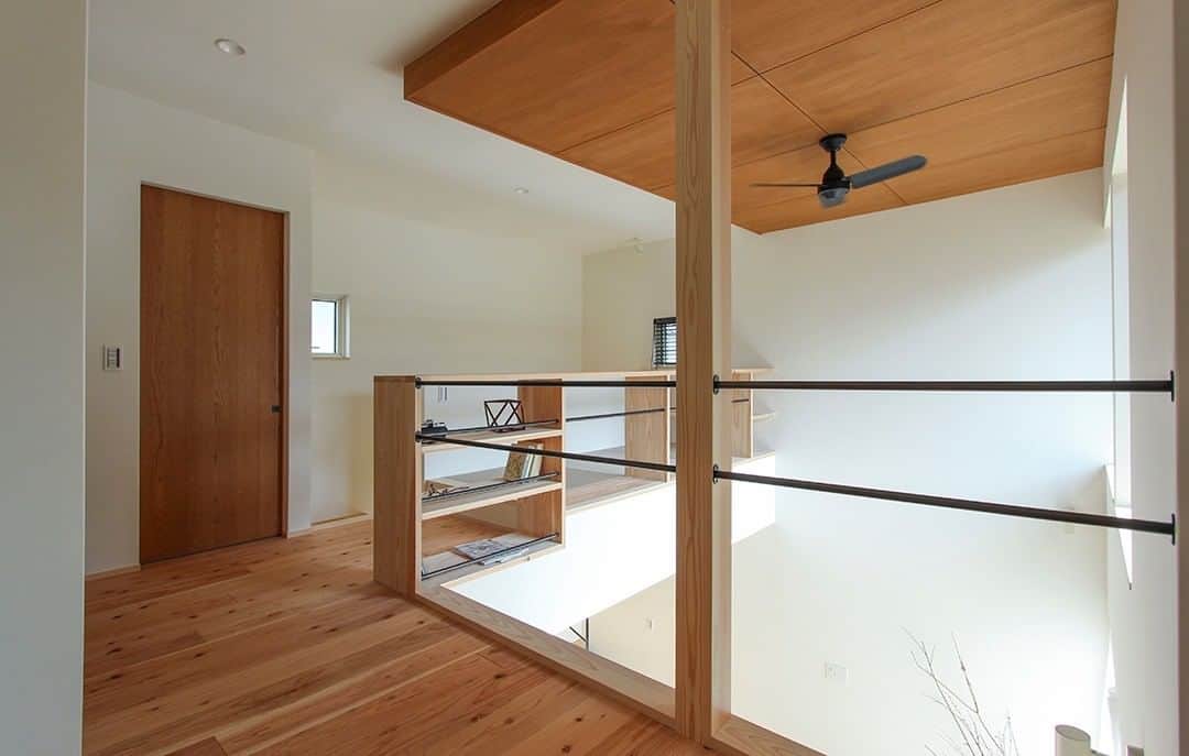 takanohomeさんのインスタグラム写真 - (takanohomeInstagram)「【新築／最新施工事例】 人をやさしく招き入れる家 『東油山の家』  Designed by Mutou  1階と2階を繋ぐ吹き抜け。 高い位置の大きな窓からの光が 広がり、心地よく過ごせます。  タカノホーム【新築】ホームページ 建築事例集コーナーをチェック！ ----------------------------------- @takanohome ----------------------------------- プロフィール覧のURLをクリックして リンクリストの↓ 完工！新築 「人をやさしく招き入れる家」 東油山の家からご覧いただけます。  #タカノホーム #タカノホーム福岡 #takanohome #福岡  #間取り #新築 #注文住宅 #リノベーション #リフォーム #不動産 #工務店 #家 #家づくり #住まい #建築 #デザイン #木の家 #暮らし #インテリア #lifestyle  #house #home #動線重視 #design #interior #住宅 #ホームツアー #施工事例 #ルームツアー #吹き抜け」12月10日 10時01分 - takanohome