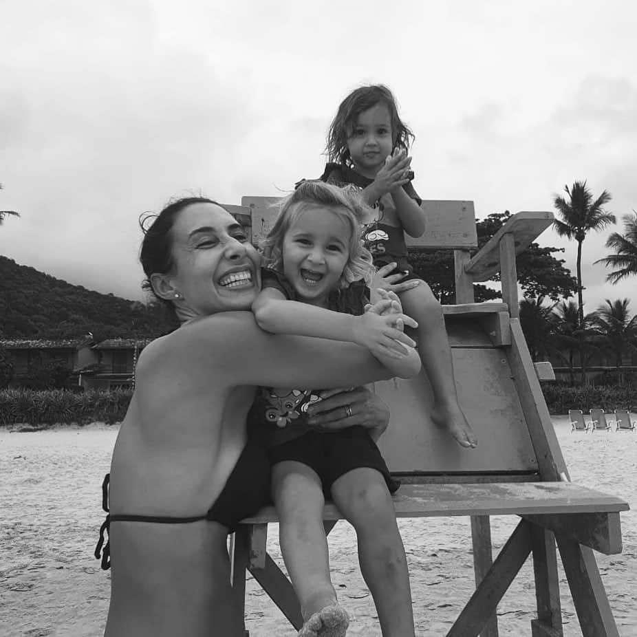 シェイラ・カストロのインスタグラム：「Boa noite gente!!! Com esse sorriso escancarado encerro este nosso ciclo aqui! Como foi bom! Bora ora mais um ciclo da vida!!! #albumdalizeninna #sheillacastro」