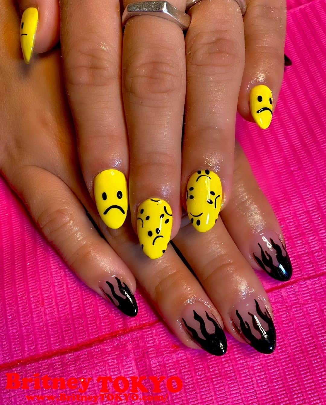 のインスタグラム：「☹️☹️☹️🔥🔥🔥  #nailart #nails #britneytokyo」