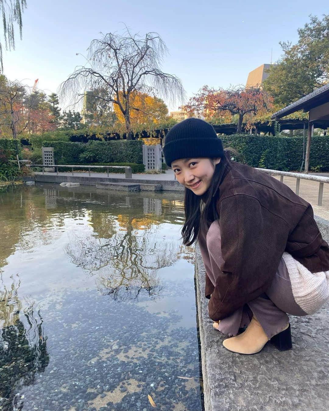 佐藤優津季のインスタグラム：「😼 #ootd ♡ #beanie #ca4la  #jacket #vintage  #cardigan #knitpants #jillstuart ✖︎ #sweet #ワンマイルウェア  #boots #acnestudios」