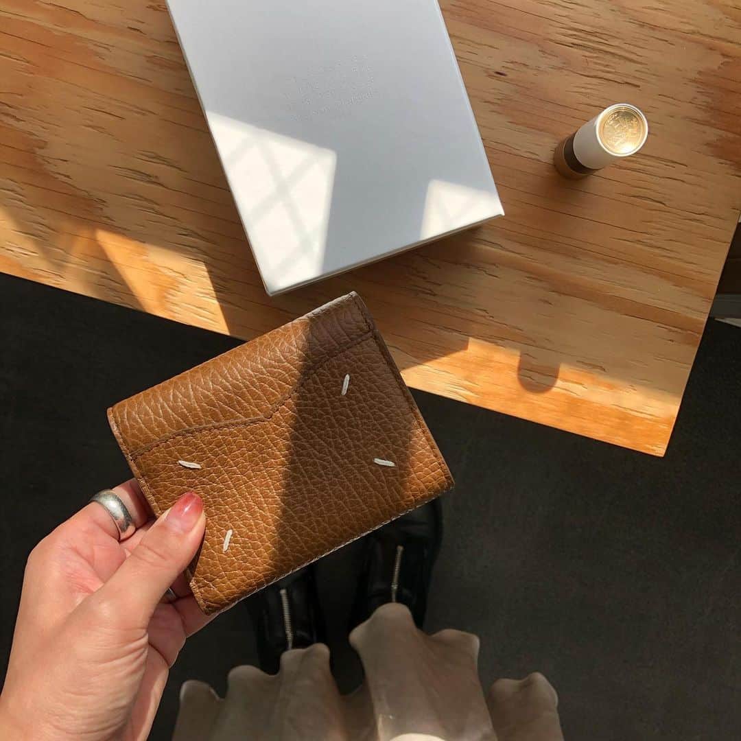 北岡りえのインスタグラム：「new wallet ♥ @maisonmargiela  佳き日に。　#一粒万倍日   もうお財布閉めれなくなったので やっと✨😢　  @u___sumer  で色も形も全部決めてくれた　@ma____in ♥ 今年もお世話になりました🧸  #wallet #お財布　#maisonmargiela」