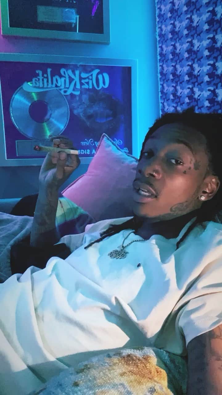 ウィズ・カリファのインスタグラム：「What u mean no smoking? 🦈💕」