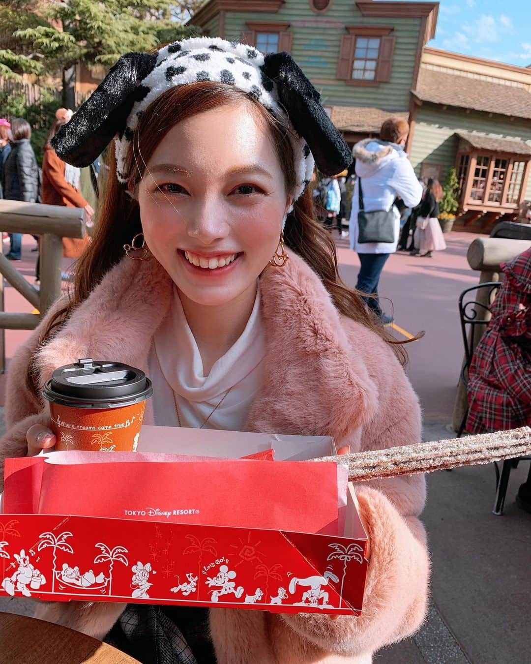 Laraのインスタグラム：「🍽☀️ . あさごはん🥣🥱 あ、違うお家出る前も食べたから… なにごはん？😅🍀 . ポークライス、チュロス、ココア🤎☕️ 最高だなあ🙌🏻🥳🎈✨」