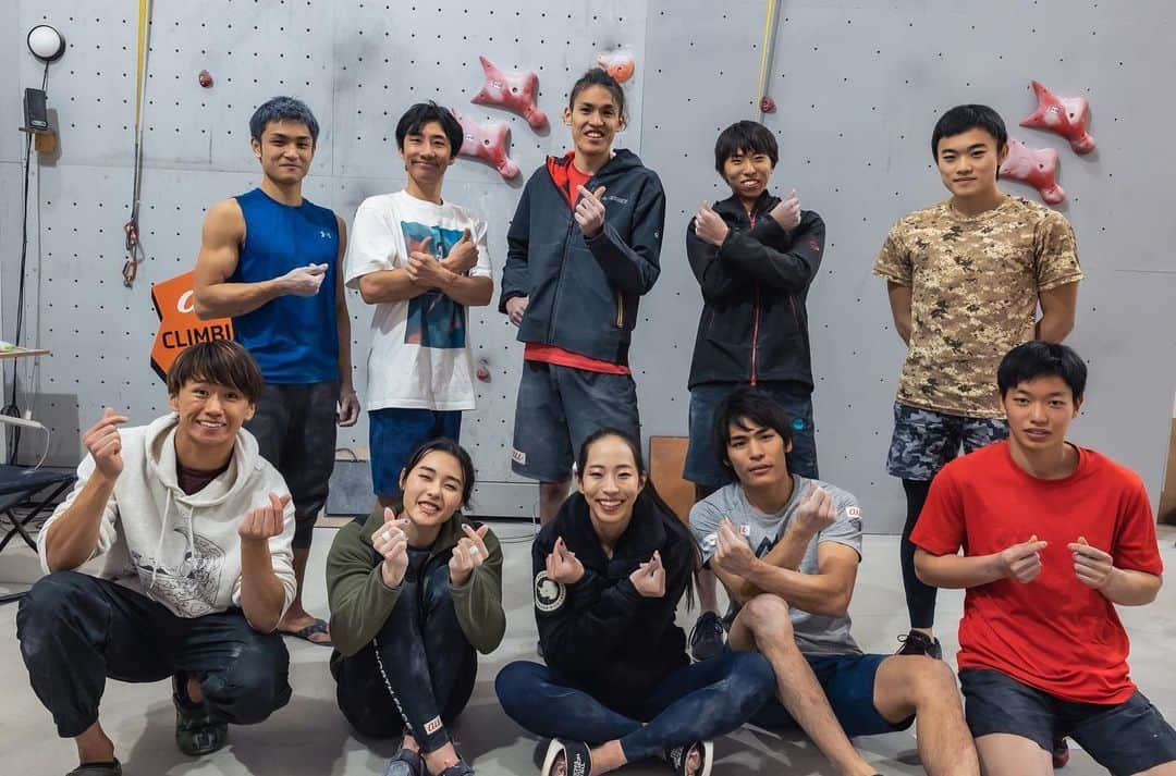 楢崎智亜さんのインスタグラム写真 - (楢崎智亜Instagram)「Speed training CAMP at au climbing wall!!!• • • みんなでスピード合宿🚀🚀 国内でスピードを頑張っている選手達と2日間レースしまくって、なんと5人も自己ベスト更新❗️僕も自己ベストを少し更新することが出来ました‼️• • モチベーションの高いメンバーとレースが出来て楽しかった😎みんな来てくれてありがとう。またやろう🔥  ps.人数合わせの為、渡部くんもラダーで参戦してくれました🙏🏻Special Thanx! ——————————— @au_official  #teamau #auCLIMBINGWALL #おもしろいほうの未来へ ——————————— #セブンイレブン @thenorthfacejp #アイディホーム @air_sleeptechnology @unparallelup @frictionlabs」12月10日 10時29分 - tomoa_narasaki