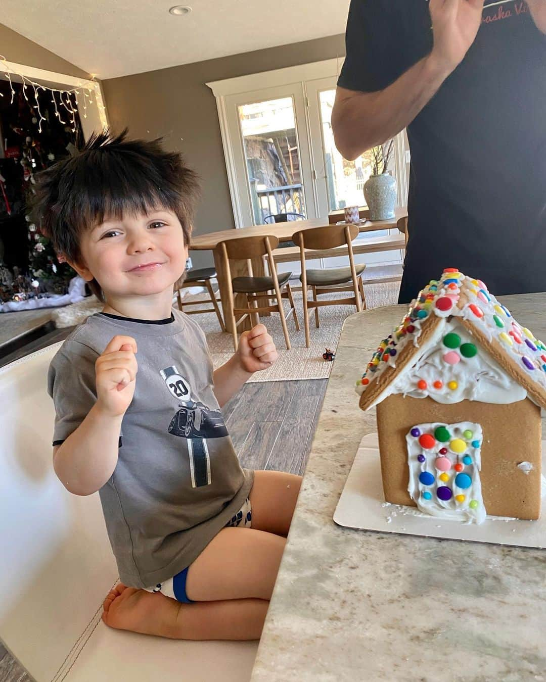 クリスティン・ヒルデブランドのインスタグラム：「Just because this picture (& this memory gingerbread house-ing this morning) make me happy. Also yes those are big boy panties we are potty trained people!!!! #3 #bedhead #gingerbreadhouse #tistheseason」