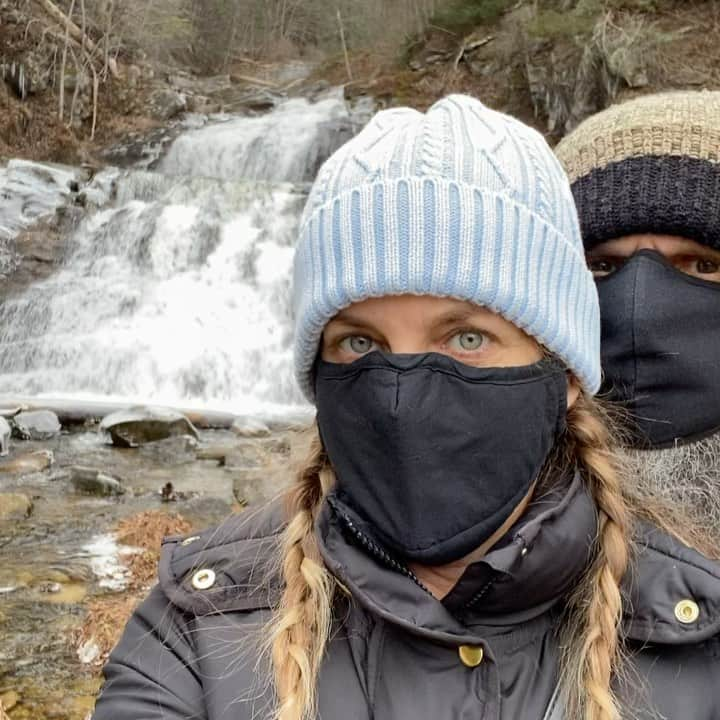 シェリ・ムーン・ゾンビのインスタグラム：「A moment of Zombie Zen💙 #zombiezen #waterfall #maskup」