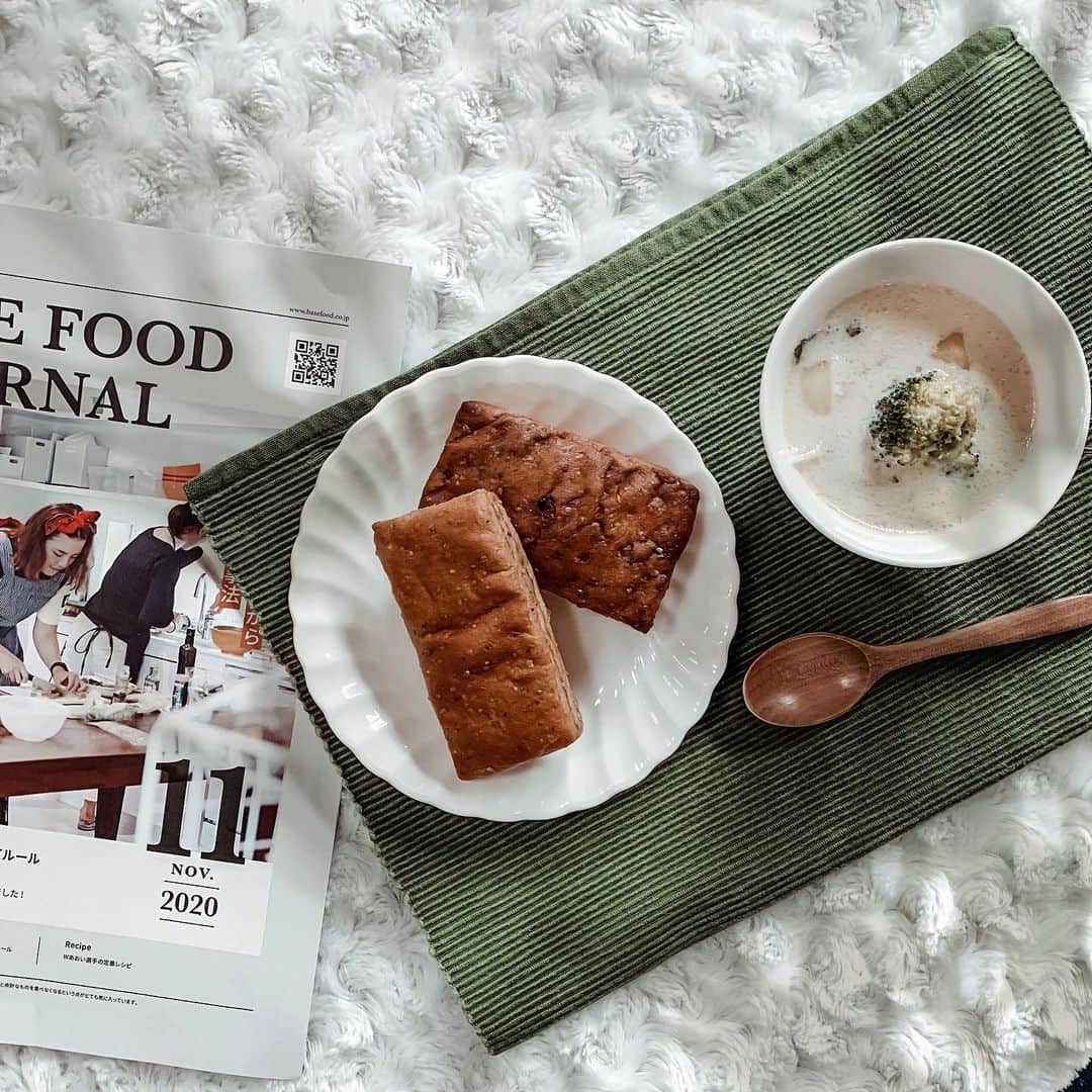 長嶺菜菜子のインスタグラム：「. #完璧なパン 見つけた🍞﻿ ﻿ @basefood_tokyo  のベースブレッド。﻿ ﻿ タンパク質が豊富。13.5g。﻿ その他ビタミン類、食物繊維なども。﻿ ﻿ 糖質30%オフも素敵。﻿ ﻿ 私が食べたのは新商品の﻿ メープルとシナモン味。﻿ ﻿ ☑︎食事に気をつかってる人﻿ ☑︎健康に気を使ってる人﻿ ☑︎タンパク質を効率よく取りたい人﻿ ☑︎食事からタンパク質を取りたい人﻿ ☑︎パンが大好きな人﻿ ☑︎栄養のある食事を取りたい人﻿ に最適。﻿ ﻿ 私は筋トレをするから出来るだけタンパク質を食事から効率よく取りたい派🙋🏽‍♀️﻿ ﻿ 食べやすい大きさで味も美味😋﻿ ﻿ -----------------﻿ 初回購入で利用できる200円引きのクーポンコード【IAMB2】◀︎気になる人は使ってみて☺️﻿ ﻿ @basefood_tokyo  恵比寿で限定カフェを12/23までオープンしてるみたい。近場の人は覗いてきて👀（行きたかったぁ🥺）﻿ -----------------﻿ ﻿ ﻿ #basebread﻿ #basefood﻿ #ベースブレッド﻿ #完全栄養食﻿ #タンパク質がとれるパン﻿ ﻿」