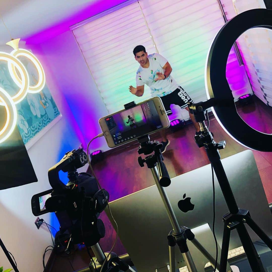 クラウディオ・リースのインスタグラム：「Backstage #homestudio #virtualstudio   @danysanchezsoto   SalsationClass」