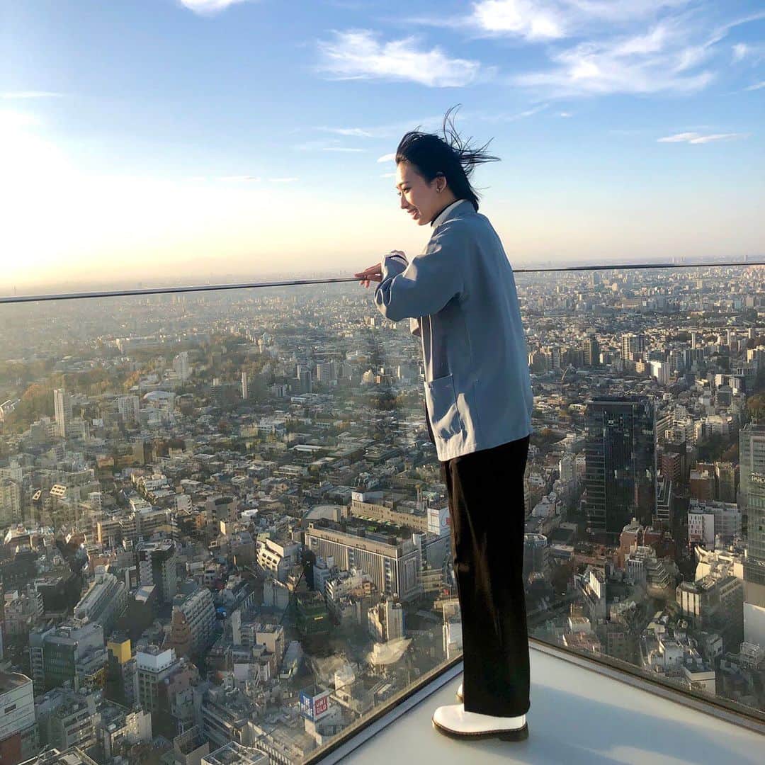 BEYOOOOONDSさんのインスタグラム写真 - (BEYOOOOONDSInstagram)「私の心はここにある！前田こころですʚ♡ɞ ・ おはようございます︎︎☺︎ ・ 清野桃々姫ちゃんと #渋谷スカイ に行った時の写真︎︎‪‪✌🏻‪‪❤︎‬ひめちゃんがいっぱい撮ってくれたよ〜 風が強すぎた笑 ・ ・ ただいま、ハロモバ「宣伝会議」へのメールを大募集中です✉今日、12月10日15:00締切となります⚠︎皆さんからのメールどしどしお待ちしていますっ！！ ・ ・ 今日も素敵な1日になりますように‪‪❤︎‬ ・ ・ #BEYOOOOONDS #清野桃々姫 #前田こころ #もこもこ って言います🙋🏻‍♀️☁️」12月10日 10時26分 - beyooooonds_official