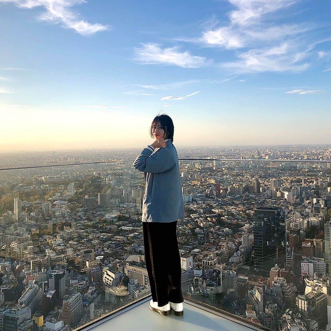 BEYOOOOONDSさんのインスタグラム写真 - (BEYOOOOONDSInstagram)「私の心はここにある！前田こころですʚ♡ɞ ・ おはようございます︎︎☺︎ ・ 清野桃々姫ちゃんと #渋谷スカイ に行った時の写真︎︎‪‪✌🏻‪‪❤︎‬ひめちゃんがいっぱい撮ってくれたよ〜 風が強すぎた笑 ・ ・ ただいま、ハロモバ「宣伝会議」へのメールを大募集中です✉今日、12月10日15:00締切となります⚠︎皆さんからのメールどしどしお待ちしていますっ！！ ・ ・ 今日も素敵な1日になりますように‪‪❤︎‬ ・ ・ #BEYOOOOONDS #清野桃々姫 #前田こころ #もこもこ って言います🙋🏻‍♀️☁️」12月10日 10時26分 - beyooooonds_official