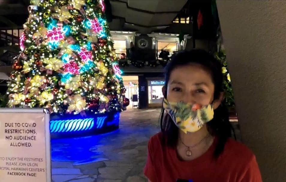 瀬川慶のインスタグラム：「Check it out on YouTube!Annual Tree lighting @royalhawaiiancenter クリスマスツリー点灯式、動画で見てね!  #hawaii #aloha #Waikiki  #royalhawaiiancenter  #kalakauaavenue  #covid19hawaii #holidaykickoff #youtube #maluproduction　#ハワイ　#アロハ　#ワイキキ　#ロイヤルハワイアンセンター　#バーチャル配信　#クリスマスツリー点灯式　#アロハスタイル　#ハワイからユーチューブ　　#瀬川慶　#観光再開　#チャンネル登録お願いします」