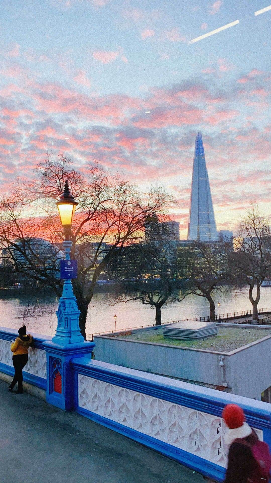KUNIKAのインスタグラム：「Beautiful view from London Bus🇬🇧  昨日のストーリーに載せた動画にたくさんの反応をいただき、せっかくだから残したいなと、ぎゅっと編集して1年ぶりにクッキーではないものを載せることにしてみました！  SiaのCandy Cane Laneは、一昨年のクリスマスPepgy Porschenで働いていた時に、まだ真っ暗な早朝4時半の出勤のバスの中で目覚めのテンションを上げるために毎日聞いていました。 その時のわくわくした気持ちを思い出せるので、とっておきの大好きな曲です🎄  この日はついてない1日でしたが、1人バスツアーして綺麗な景色が見れて良い日になって、皆さまからのあたたかなメッセージが届いて、さらに今日も良い日になりました。 ありがとうございます🕊  これからもロンドンの日常は、たまにこのような形でシェアできたらと思います😌🇬🇧 こんなワンシーンが見たい！など、何かリクエストがあれば、ぜひコメントで教えてください🤍」