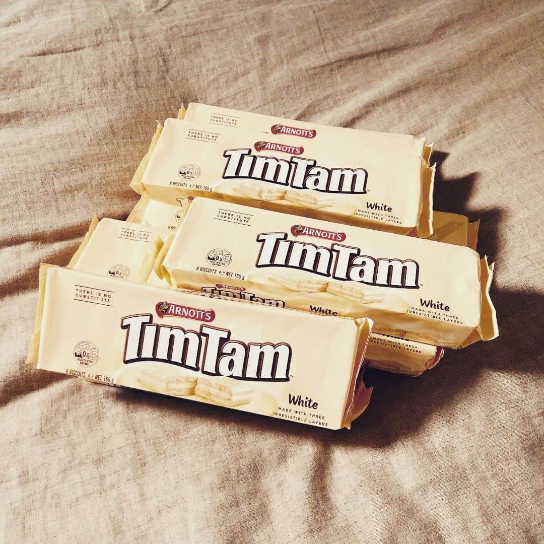 西山由のインスタグラム：「J'adooooore TimTam White ! Ma sœur les a envoyés à Austrelie. Merci♡」