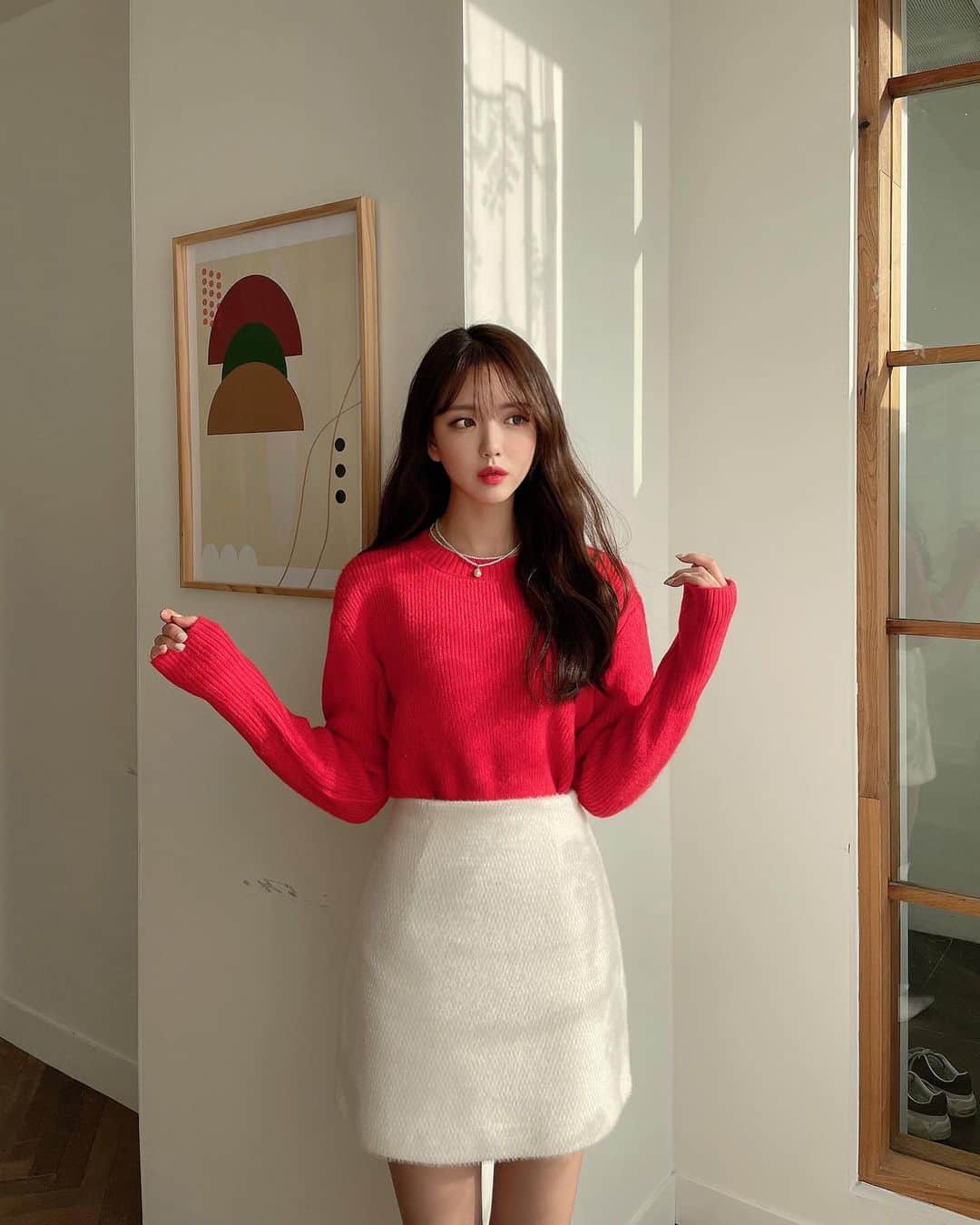 Chuuさんのインスタグラム写真 - (ChuuInstagram)「🎀츄X셀럽쇼퍼🎀  셀럽쇼퍼 @seoji72 서지님이 셀렉한 니트와 미니스커트!  미니스커트는 도톰한 두께감으로 겨울에 입기 좋고 하이웨스트 라인으로 허리를 안정감있게 잡아주고 다리는 길어보이게~~ (스커트 진짜 실물이 더 예쁨✨) 니트는 곧 크리스마스라 분위기 내 볼 겸 레드 컬러로~ 베이직한 디자인이라 스커트는 물론 다른 바텀과도 잘 어울리고 허리 부분을 감싸주는 두꺼운 밑단이 특징인 세미 크롭 기장의 니트랍니다❤️  #chuu#츄#데이트룩#연말룩#홈파티#코디추천#오오티디」12月10日 10時33分 - chuu_official