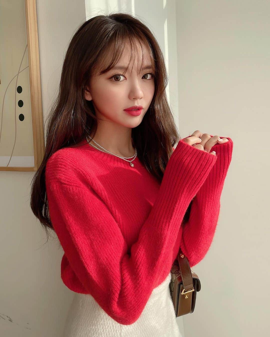 Chuuさんのインスタグラム写真 - (ChuuInstagram)「🎀츄X셀럽쇼퍼🎀  셀럽쇼퍼 @seoji72 서지님이 셀렉한 니트와 미니스커트!  미니스커트는 도톰한 두께감으로 겨울에 입기 좋고 하이웨스트 라인으로 허리를 안정감있게 잡아주고 다리는 길어보이게~~ (스커트 진짜 실물이 더 예쁨✨) 니트는 곧 크리스마스라 분위기 내 볼 겸 레드 컬러로~ 베이직한 디자인이라 스커트는 물론 다른 바텀과도 잘 어울리고 허리 부분을 감싸주는 두꺼운 밑단이 특징인 세미 크롭 기장의 니트랍니다❤️  #chuu#츄#데이트룩#연말룩#홈파티#코디추천#오오티디」12月10日 10時33分 - chuu_official