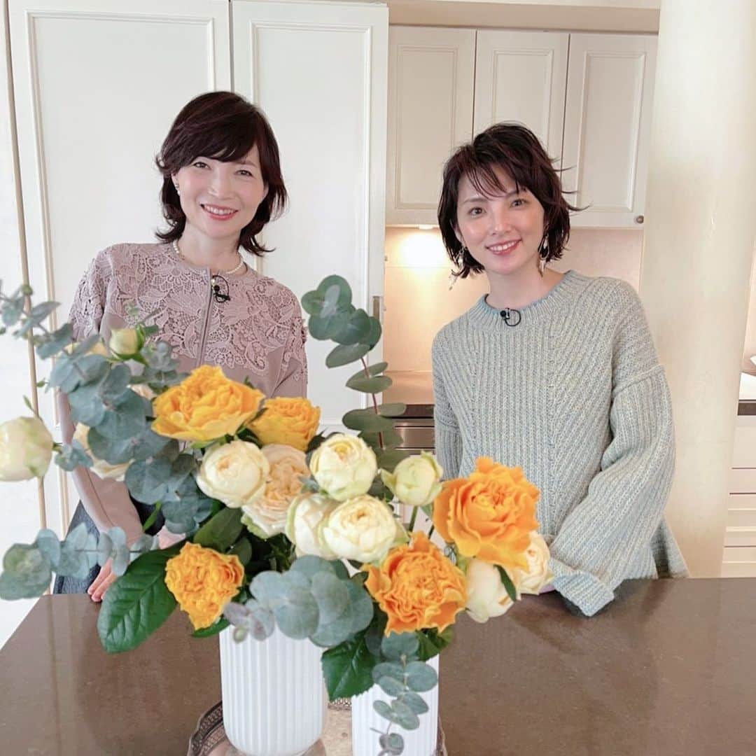 田中麗奈さんのインスタグラム写真 - (田中麗奈Instagram)「行正り香さんと。  先日の「趣味どきっ」の 撮影ではお花の先生松島理恵子さんをお呼びして、お花の生け方もお勉強致しました。 先生が私の好きな黄色の花を選んで持って来て下さってとても嬉しかったです。 大好きなユーカリも入って、優しい色合いのアレンジになりました。  因みにユーカリは、殺菌作用があり空気を良くしてくれるので今の時期は欠かさず飾っていますよ。良かったら真似してみて下さい^_^。  白い花瓶は、行正さんのご自宅のリュンビーポーセリンという花瓶です。 素敵なので私も左の20センチのものをネットで購入しました✨✨  撮影のたびに、インテリアグッズが増えたり、模様替えしたりしてます✨✨  空間をグレードアップさせるのは気分も上がって 大事な事ですね✨✨  ＃趣味どきっ#行正り香 #フラワーアレンジメント #インテリア#松島理恵子」12月10日 10時33分 - renatanaka07
