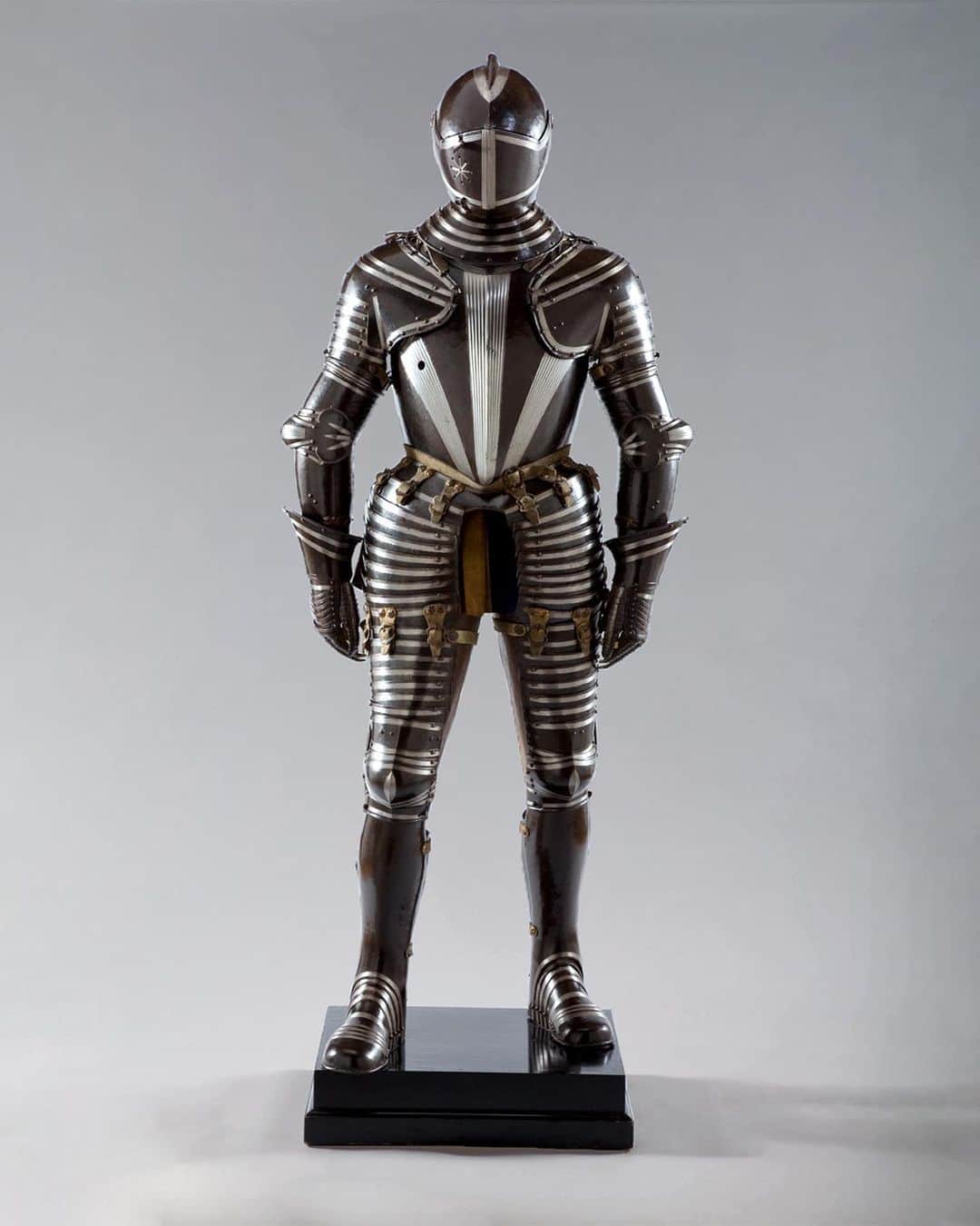 のインスタグラム：「With a suit of armor's many pieces, it's exceedingly rare for a European armor not to be missing some elements...but not this one! ⁣⁣ ⁣⁣ 👆 In fact, this is the only complete Florentine field armor known to survive.⁣⁣ ⁣⁣ Made by an armorer in Florence working for the grand-ducal court of the Medicis, this #armor was designed for cavalry use on the battlefield. The largest Italian centers of armor production were Milan and Brescia in Lombardy—their styles notably different from this one—so this is a rare example of a style of armor made in Tuscany in the early 17th century. ⁣ ⁣ Just like artists working in other media, armorers active in a same area often created works that had a common and distinctive flair. In this case, the bands of vertical, brightly polished channels on the surface of this armor distinguish it as made in Florence. ⁣⁣ ⁣⁣ This armor joins the @metarmsandarmor collection thanks to a landmark gift of 91 objects, notable for their rarity, quality, illustrious origins, and variety. This is the most significant grouping of European arms and armor given to the Museum since 1942! ⁣⁣ ⁣⁣ 🎨 Field Armor, ca. 1600–1610. Italian, Florence. Steel, gold, leather, textile. Promised Gift of Ronald S. Lauder.」