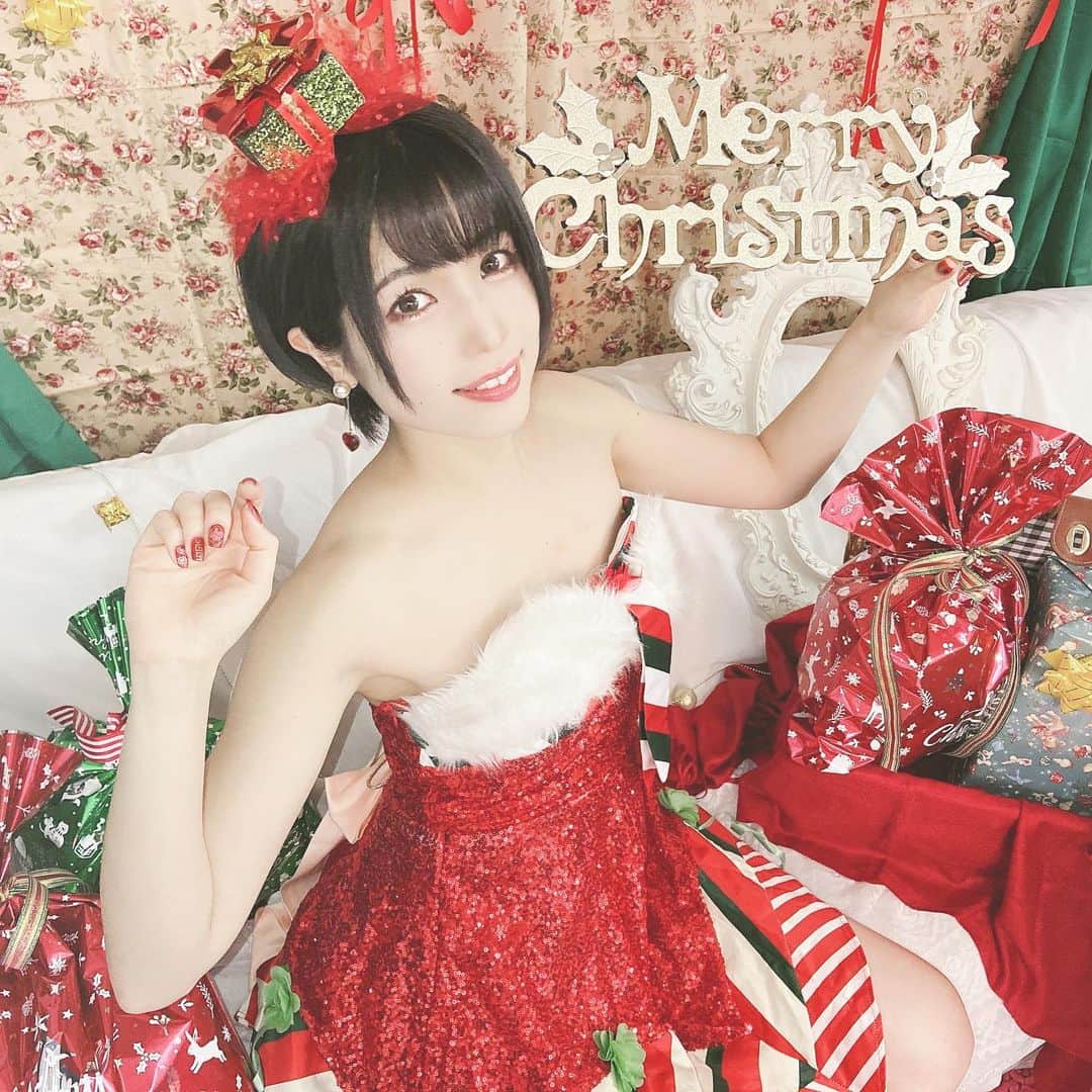 胡桃沢まひるのインスタグラム：「Merry Christmas 🤶🏻❤ What gifts do you want？🎁  #japanesegirl #japanese #cosplay #santa #コスプレ #秋葉原 #秋葉原ディアステージ #ディアステ #メリクリ #くりすますぷれぜんと #クリスマス」