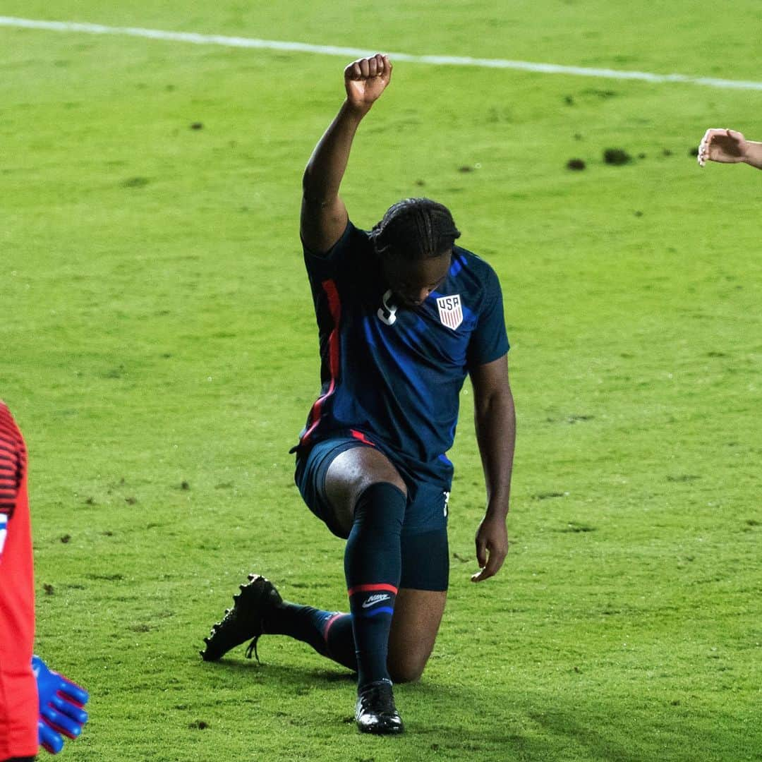 Major League Soccerさんのインスタグラム写真 - (Major League SoccerInstagram)「After scoring on his debut, Ayo Akinola took a moment to remind everyone that #BlackLivesMatter. 🇺🇸👏」12月10日 10時41分 - mls