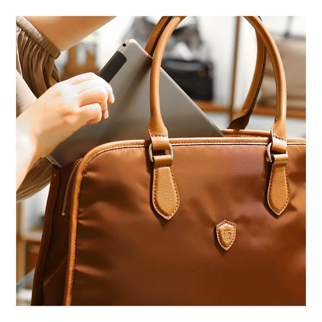 Felisi Japan 〔フェリージ〕さんのインスタグラム写真 - (Felisi Japan 〔フェリージ〕Instagram)「【Business Bag for WOMEN】 . ビジネスシーンを軽やかに、 きっと貴方の強い味方になってくれる、 フェリージのビジネスバッグ。 . 両面にアウトポケットを備えており、 A4サイズのクリアファイルやタブレット等の、 出し入れの多いアイテムが収納可能。 底鋲も備えており安定性も抜群。 . キチンと感のあるAラインシルエット、 程よい抜け感のあるVラインシルエット。 貴方のお好きなスタイルで選ばれてみてはいかがでしょうか。 . . Model No. 20/31/DS+LD Price : ¥69,300 . . . #felisi #felisiselection #businessbag #madeinitaly #nylongag #womensbag #フェリージ #フェリージセレクション #ビジネスバッグ #ナイロンバッグ #イタリア製 #かばんの中身 #仕事鞄 #バッグ #かばん #鞄」12月10日 10時41分 - felisi_japan