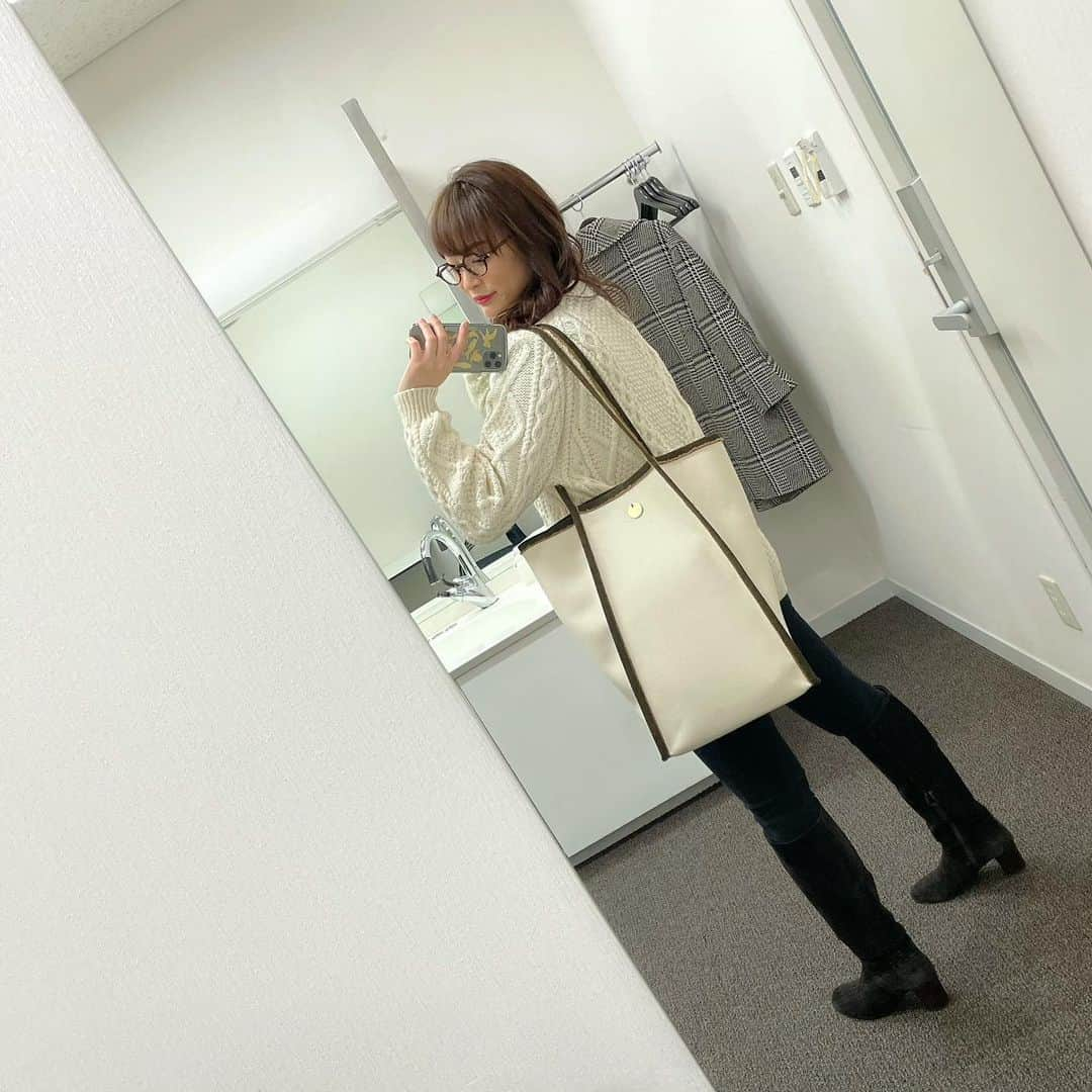 新井恵理那さんのインスタグラム写真 - (新井恵理那Instagram)「心配性で荷物が多すぎるわたしの新しい相棒です( ^ω^ ) なんと同じ学び舎・青学の総合文化政策学部で同学年だった方が、ユーコトーキョーというブランドを立ち上げたと友人に聞き、 その可愛さに一目惚れ♪笑 Saka Bukuro Toteの名の通り、酒袋を使って作られているのでとても味わい深く頑丈です(^^) これからよろしく♪ #私服 #ユーコトーキョー #ukotokyo #青山学院大学 #青山学院大学総合文化政策学部総合文化政策学科 #新井恵理那 #centforce」12月10日 10時43分 - elina_arai