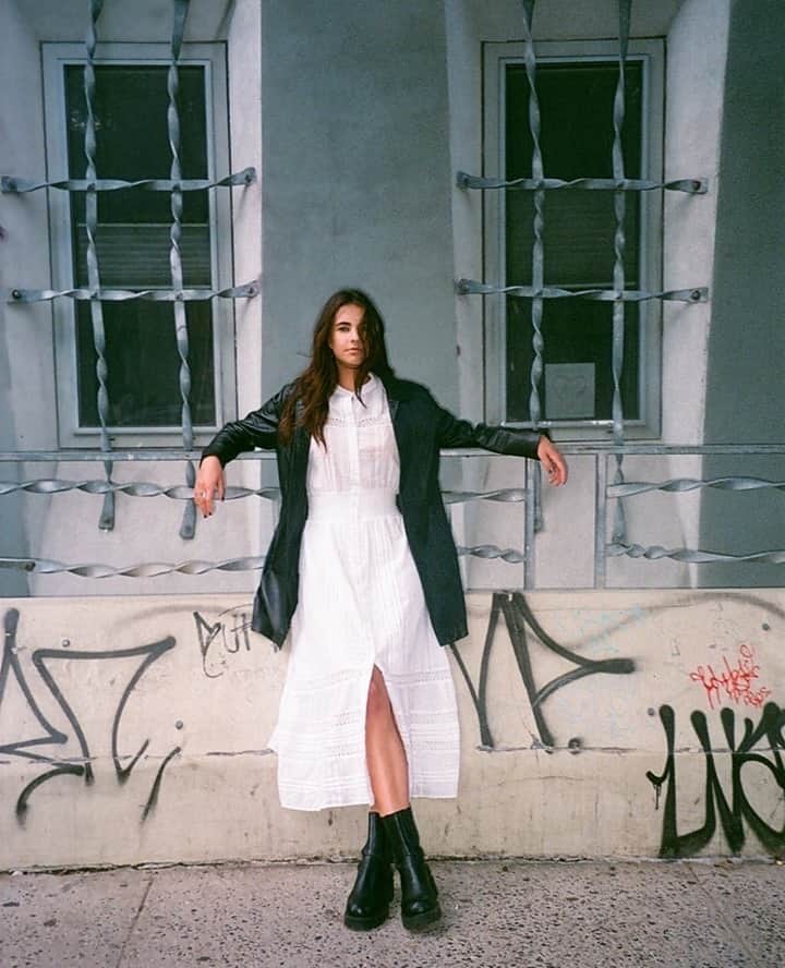 クレオベラのインスタグラム：「@elenataber proving that the Bijou isn't just for summer 🖤」