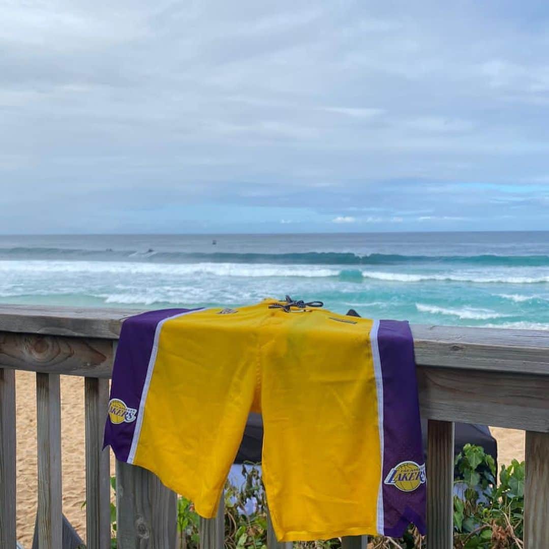 アドリアーノ・デ・ソウザのインスタグラム：「Meu primeiro dia no Pipemaster não foi um dos melhores, mas senti que a briga por 0,3 com @gabrielmedina foi massa, o evento mal começou e temos um longo percusso pela frente. Obrigado a todos pela vibe. Joelho ta OK e se boraa pro round 2 😉📷 @patriciaeicke  @hdoficial @nbabrasil @mitchellandness」