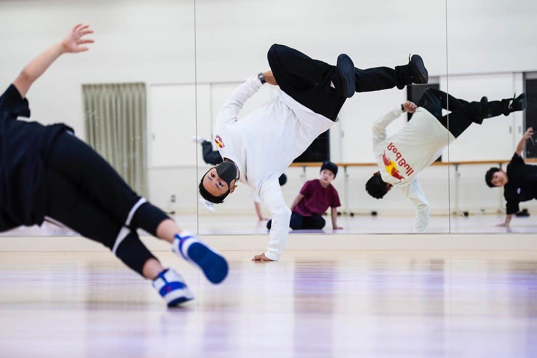 野中泰輔のインスタグラム：「RoadTrip in Tochigi 🚗 白鴎大学でのWorkshop☝️  📸 @jason_halayko   #bboytaisuke #ROADTRIP2020 #THEJAMFINAL2020 #GoProJP #ASIANZ #AXF #スタバズ #レッドブル #flexdream #NewEraJapan #MAKAVELIC #thejamから世界へ @thejam_japan @goprojp @asianz_staff @buzz_rental」