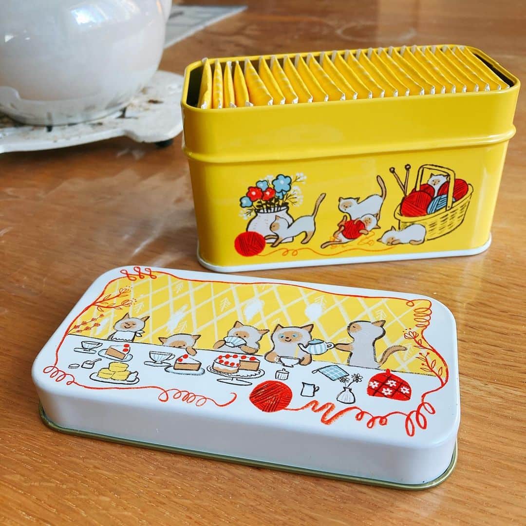 のインスタグラム：「我が家にもサンプルと購入分届きました！缶かわいい❣️いただいた商品も含め色々お茶、飲むの楽しみです☺️北欧スタンプクッキー型前から気になってて欲しかったので買いました。クッキー作りがんばろ☺️ #cotta#日東紅茶」