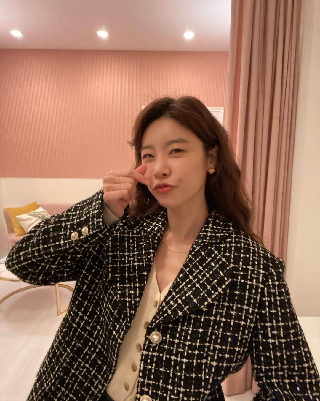 ソジン のインスタグラム：「😺🌷🖤 Thanks @noirnine_london . 이캐 예쁘게 만들다닝 대단하구 멋져🖤」